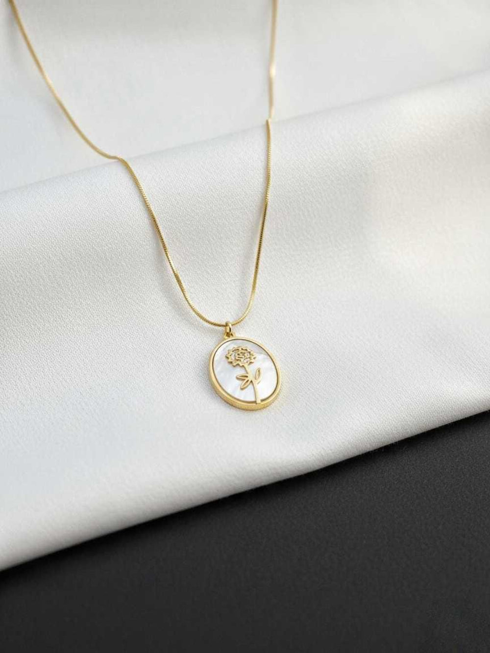 Stylish flower pattern gold pendant necklace